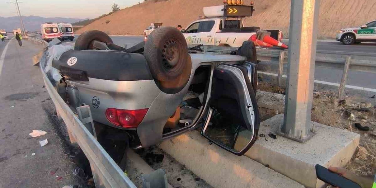 Aydın-Denizli otoyolunda otomobil takla atıp ters döndü: 3 yaralı