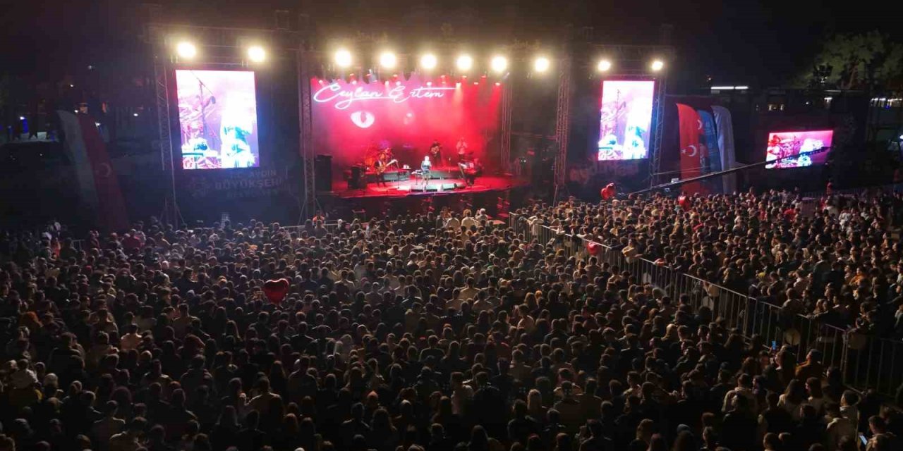 Aydınfest Gençlik Festivali ikinci gününde binlerce kişiyi ağırladı