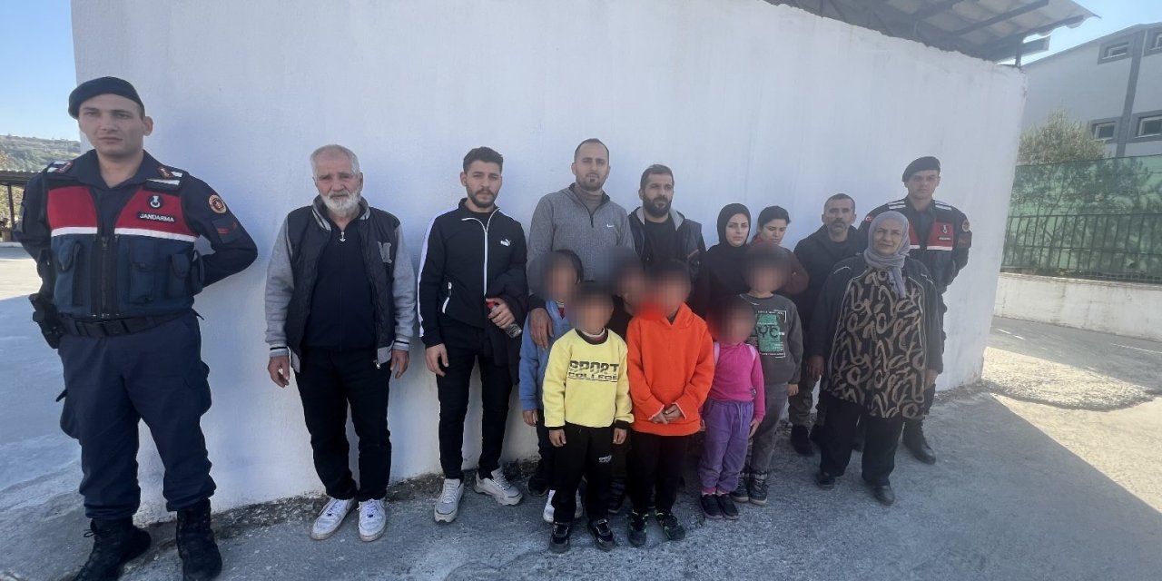 Tarlaya gizlenen 14 düzensiz göçmen yakalandı