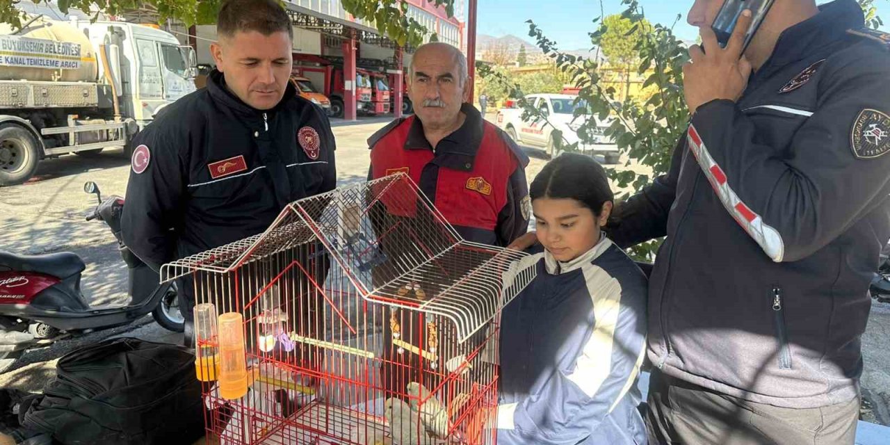 Yangında kuşları telef olan küçük kıza itfaiye ekiplerinden anlamlı jest