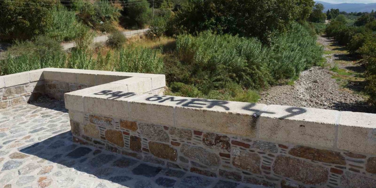 Restorasyonu tamamlanan tarihi köprü vandalların hedefi oldu