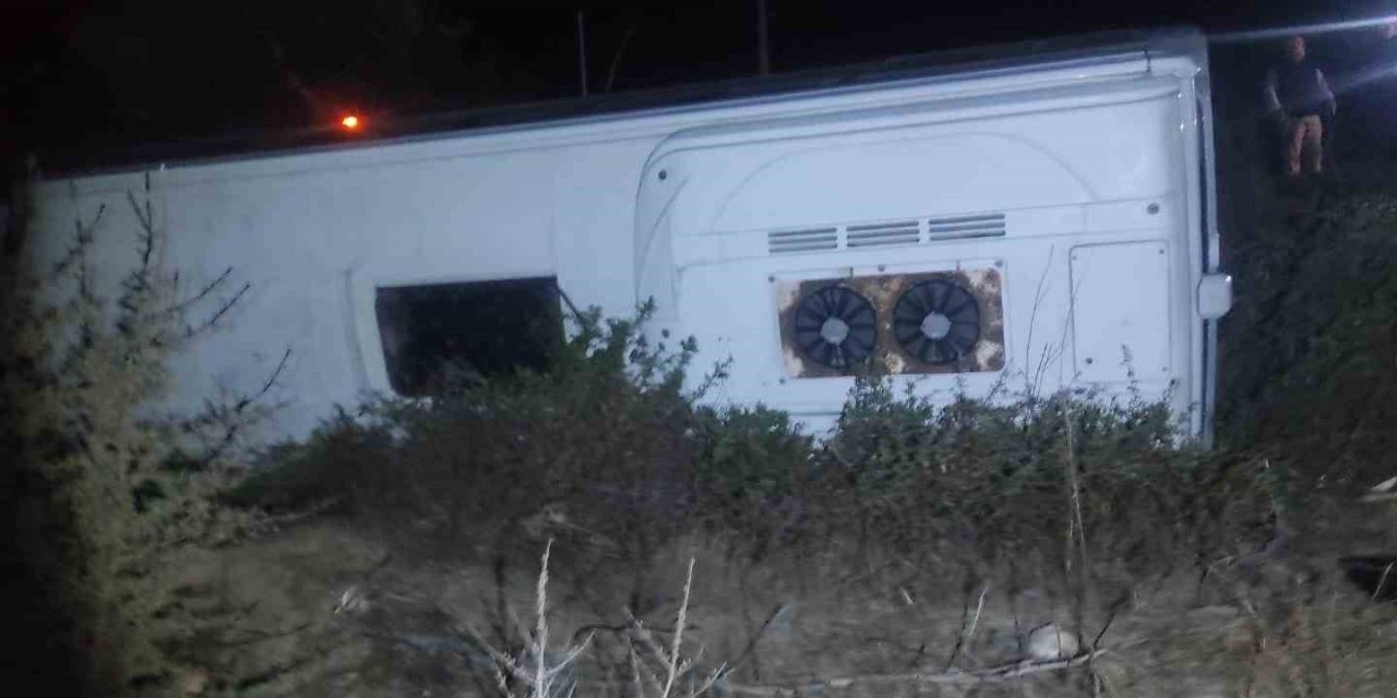 Minibüs yol kenarına devrildi: 3 yaralı