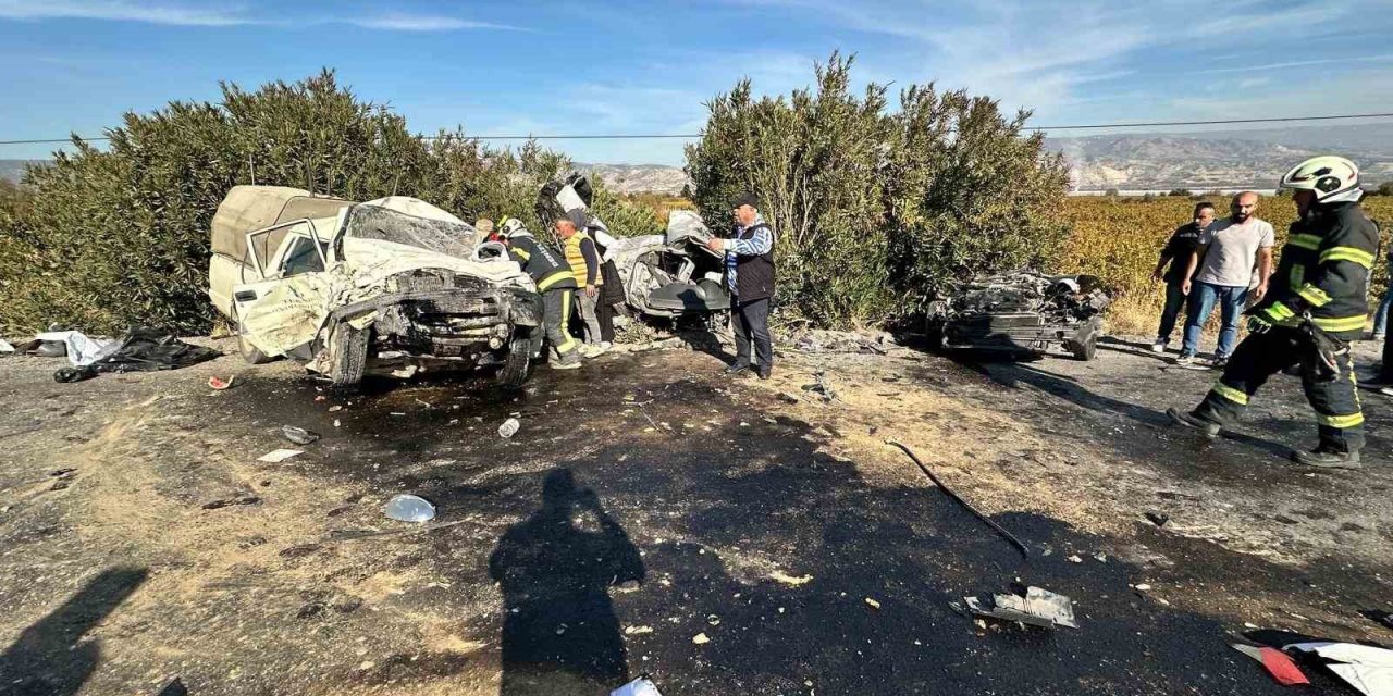Karşı şeride geçen kamyonet otomobille kafa kafaya çarpıştı: 1 ölü 1 yaralı