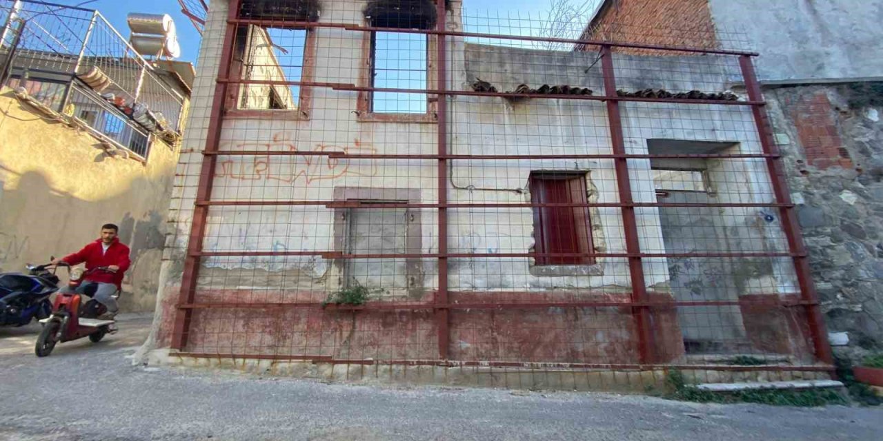 İzmir’de yıkılmaya yüz tutmuş tarihi yapılara ‘demir korkuluklu’ önlem