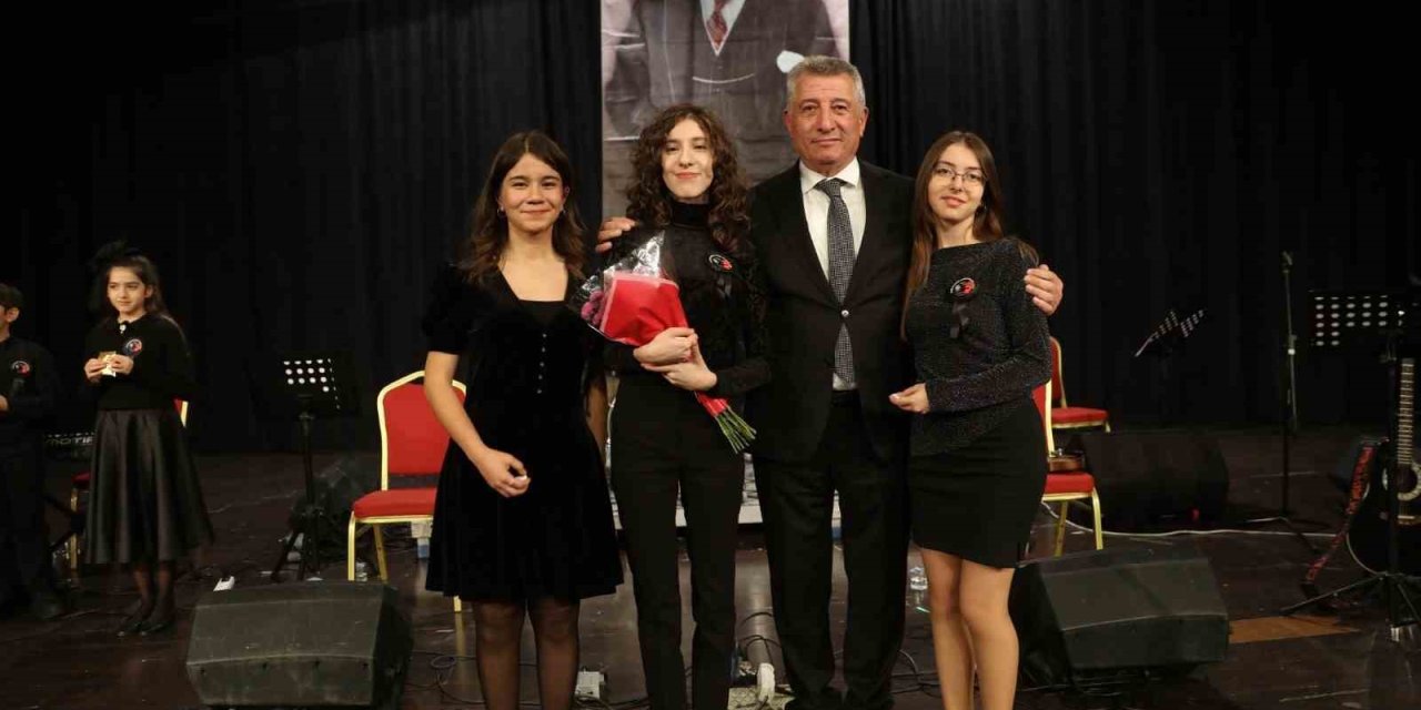 Güzelbahçeli gençler Atatürk için söyledi