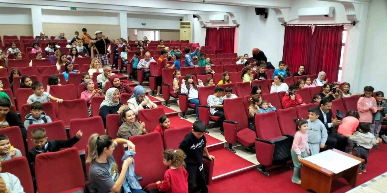 Köyceğiz’de çocuklar tiyatro oyunuyla eğlendi