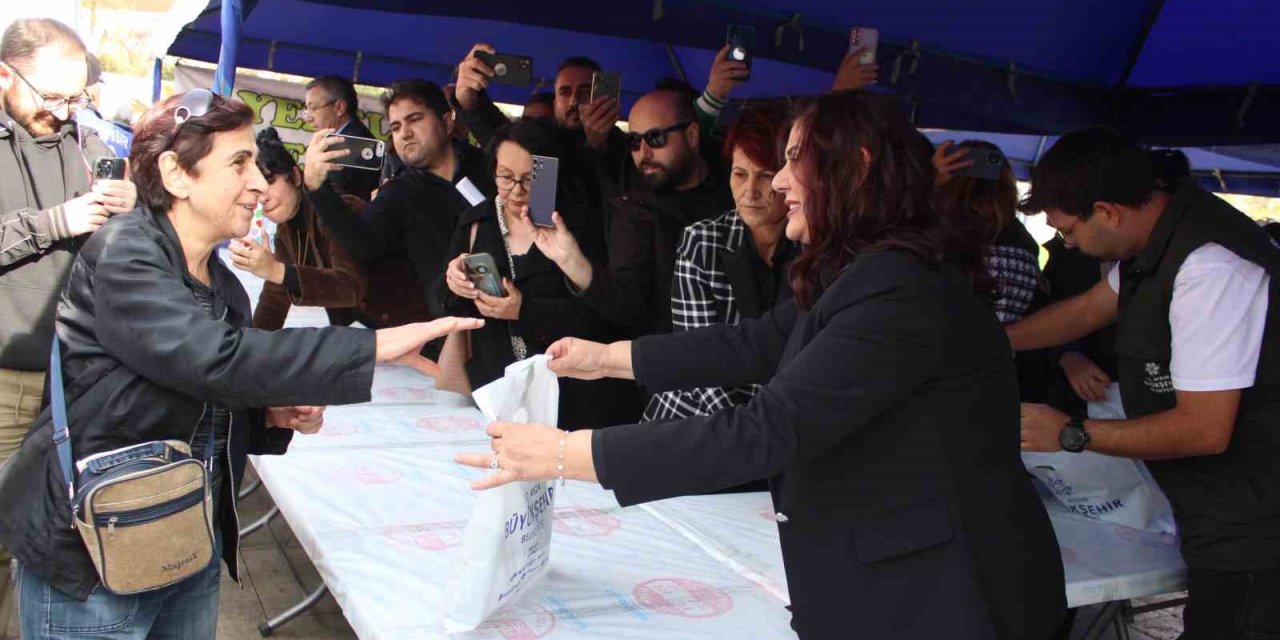 Büyükşehir’in dağıttığı 40 bin ata tohumu fidesi yarım saatte tükendi