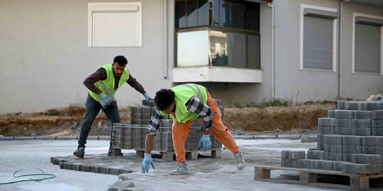Kuşadası Belediyesi’nden kesintisiz yol mesaisi