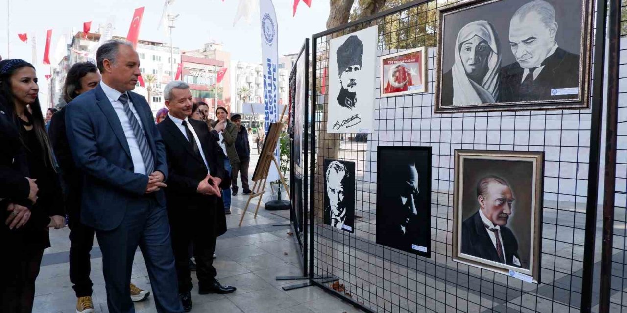 Atatürk’ü anlatan resimler duygusal anlar yaşattı