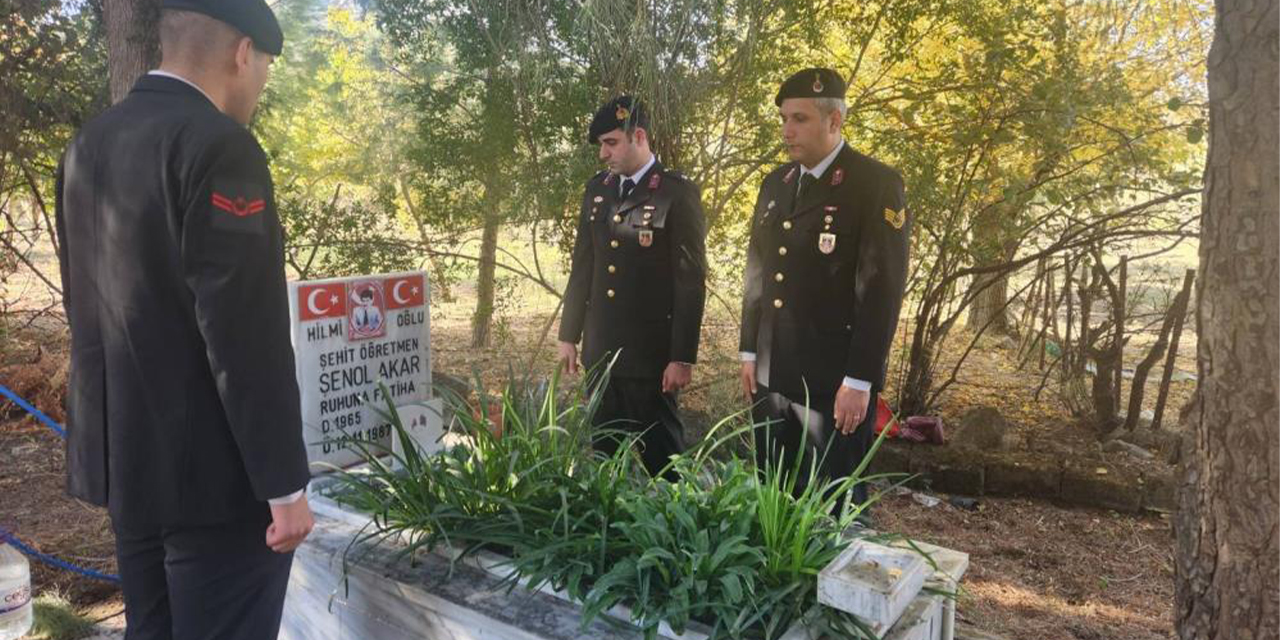 İlk şehit öğretmen mezarı başında anıldı