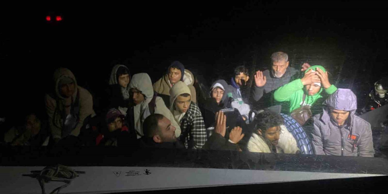 Arızalanan lastik bottaki 23 düzensiz göçmen kurtarıldı
