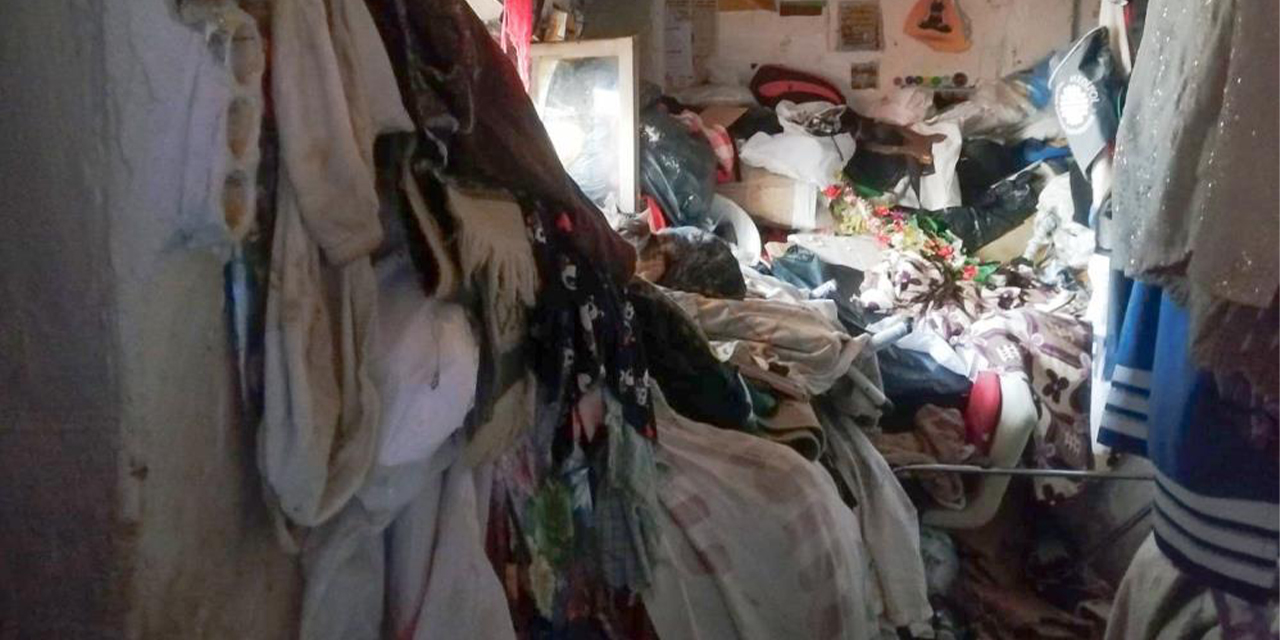 Efeler’deki evden 2 kamyon çöp çıktı