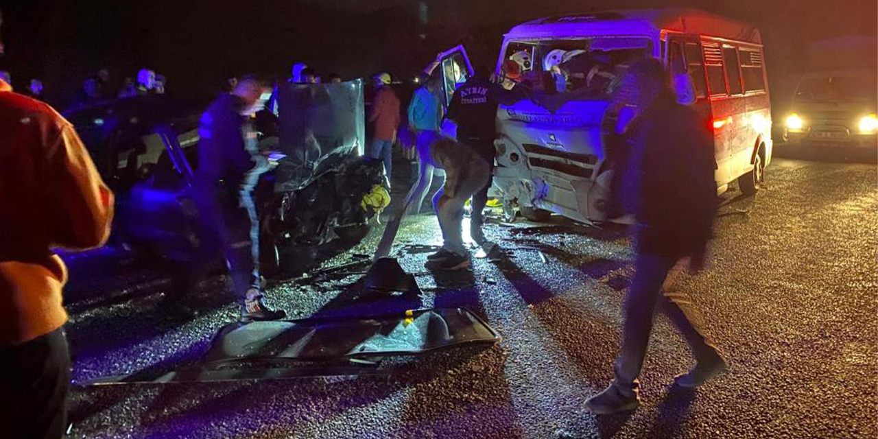 Otomobil ile servis aracı kafa kafaya çarpıştı: 1’i ağır 10 yaralı