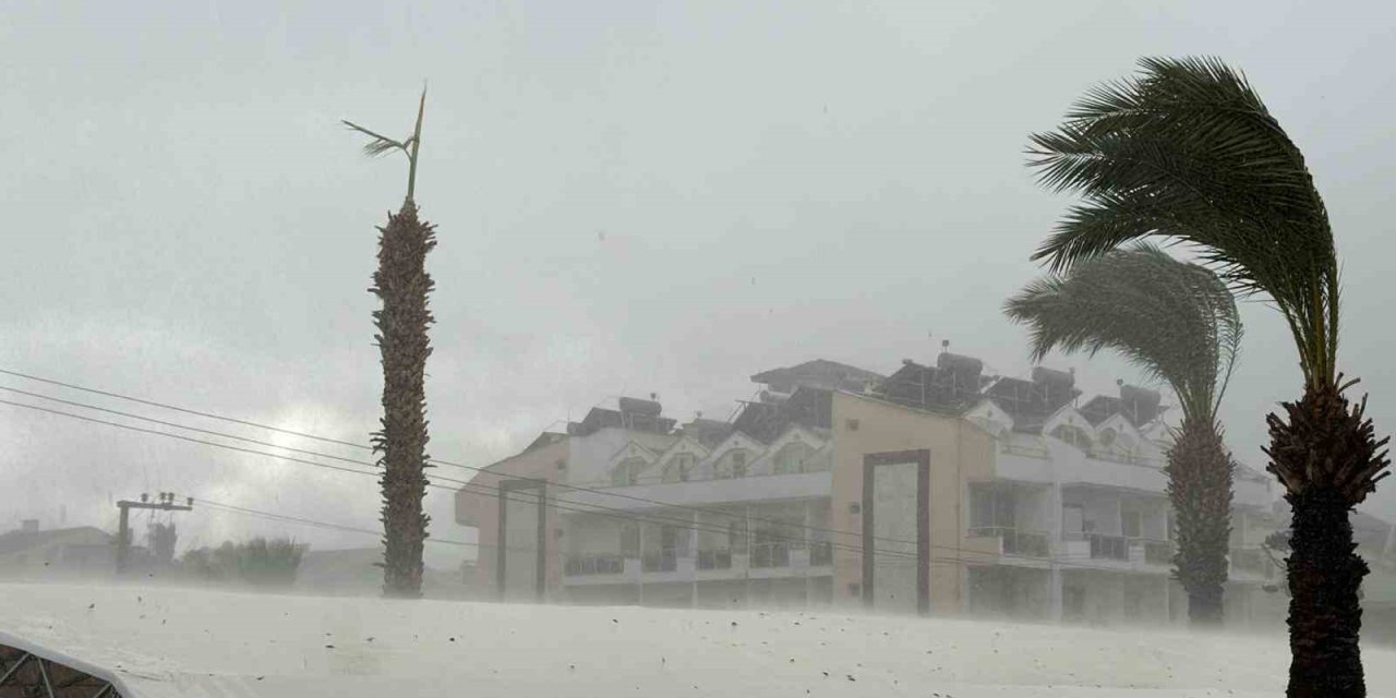 Marmaris’te kuvvetli rüzgar ve yağış etkili oldu