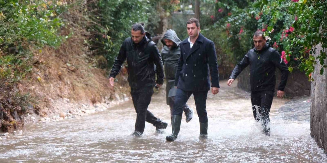 Belediye ekiplerinden yağmur mesaisi