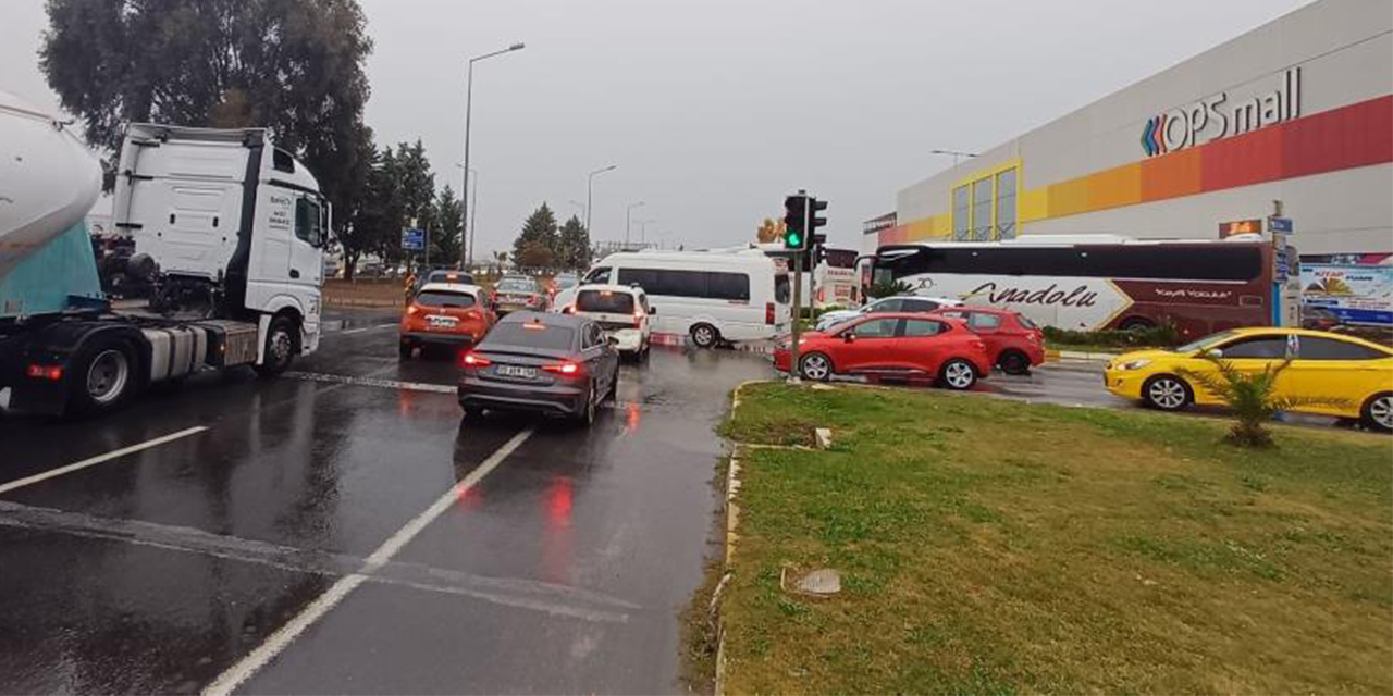 Aydın'da alışveriş çileye döndü, trafik kitlendi