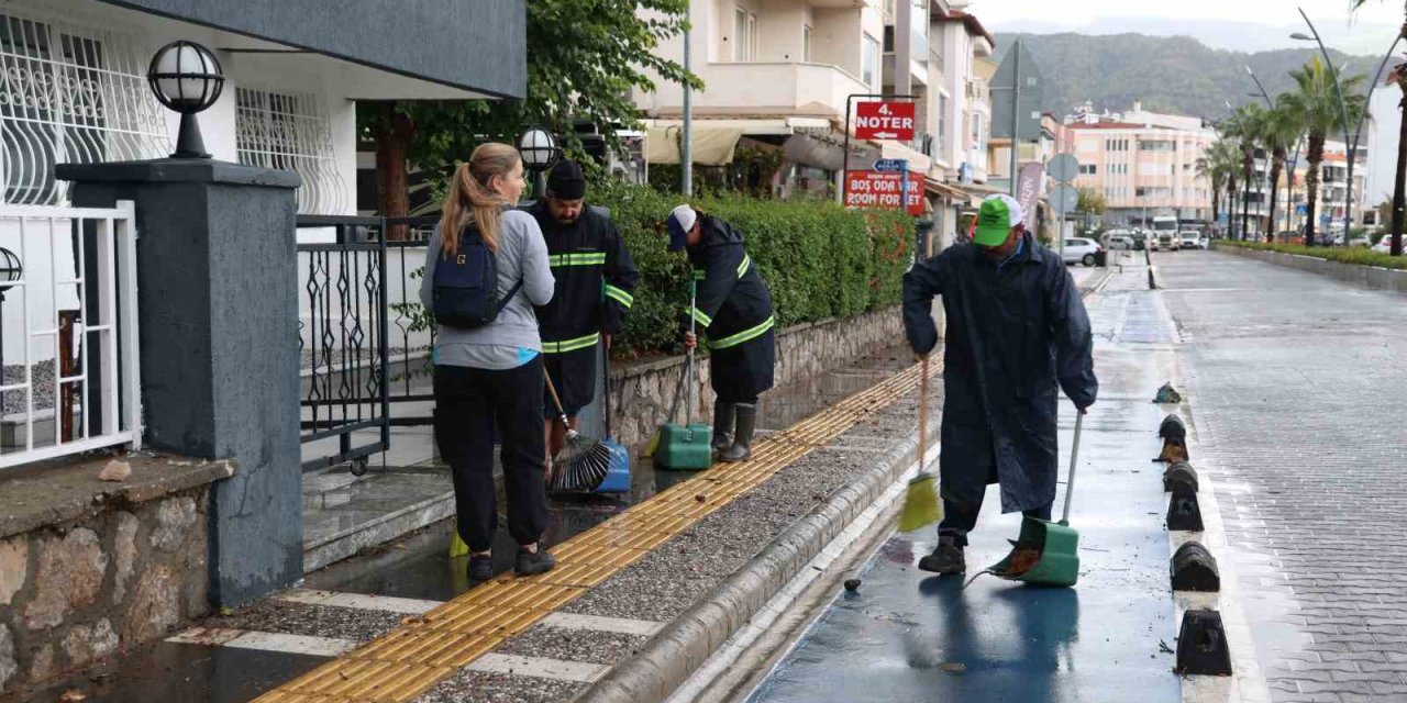 Marmaris’te belediye ekiplerinin yağmur mesaisi sürüyor