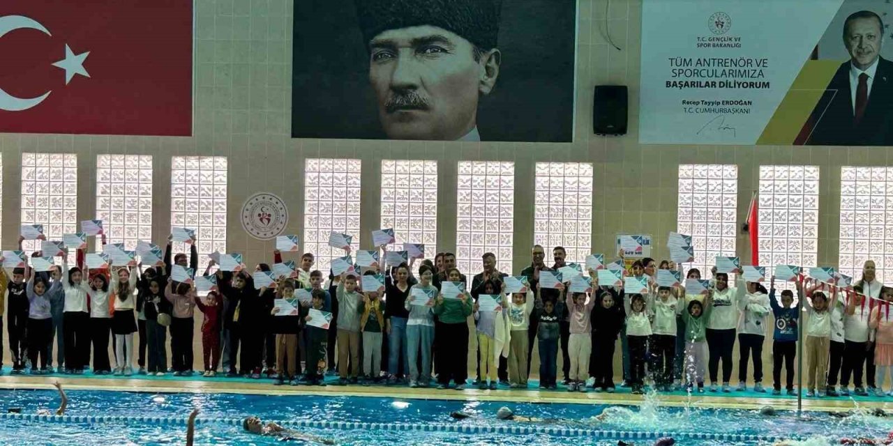 Yüzme eğitimini  tamamlayan minikler sertifikalarına kavuştu