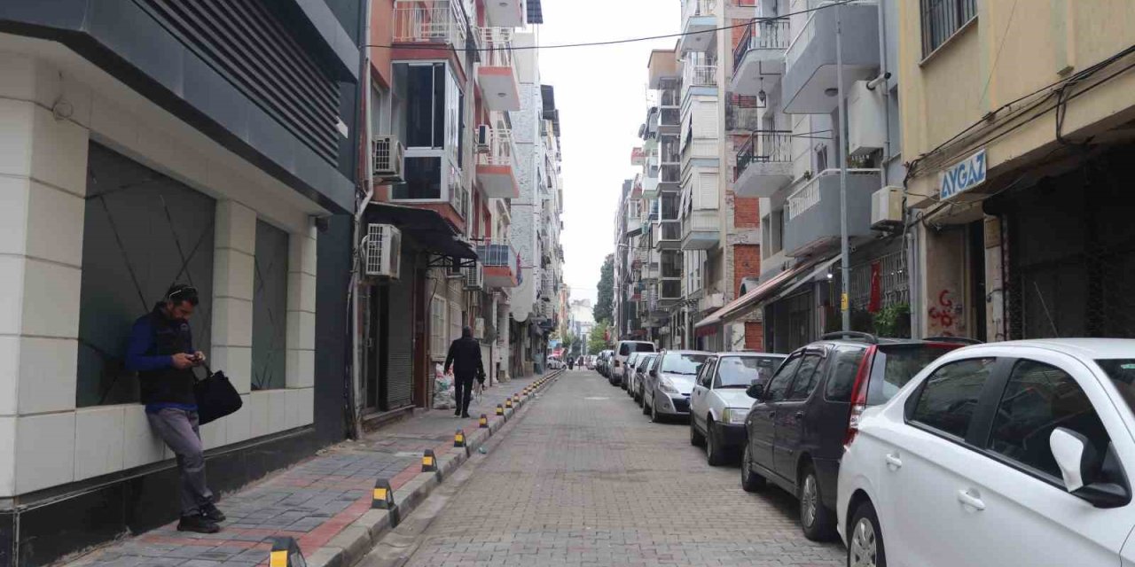 İzmir’de zehirlenmenin olduğu sokakta endişe sürüyor, bazı aileler evlerine yerleşmedi