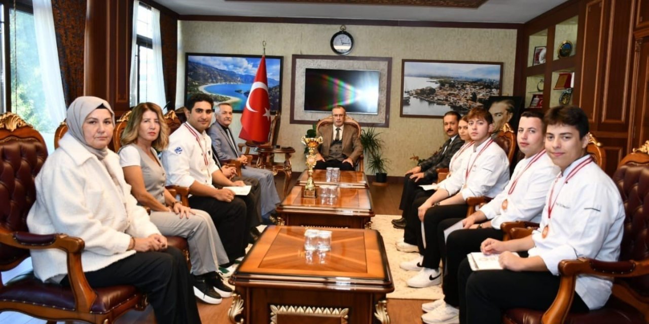 Gastronomi’de yılın en iyi lisesinin öğrencileri Kaymakam Ertaş ile buluştu