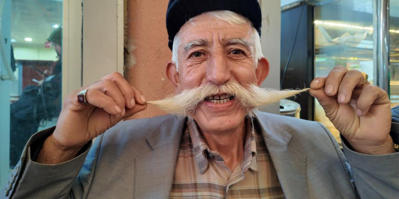 Beş yıldır uzattığı bıyıklarına gözü gibi bakıyor