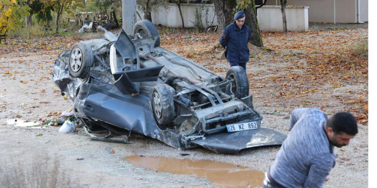 Otomobil kağıt gibi ezildi: 3 yaralı