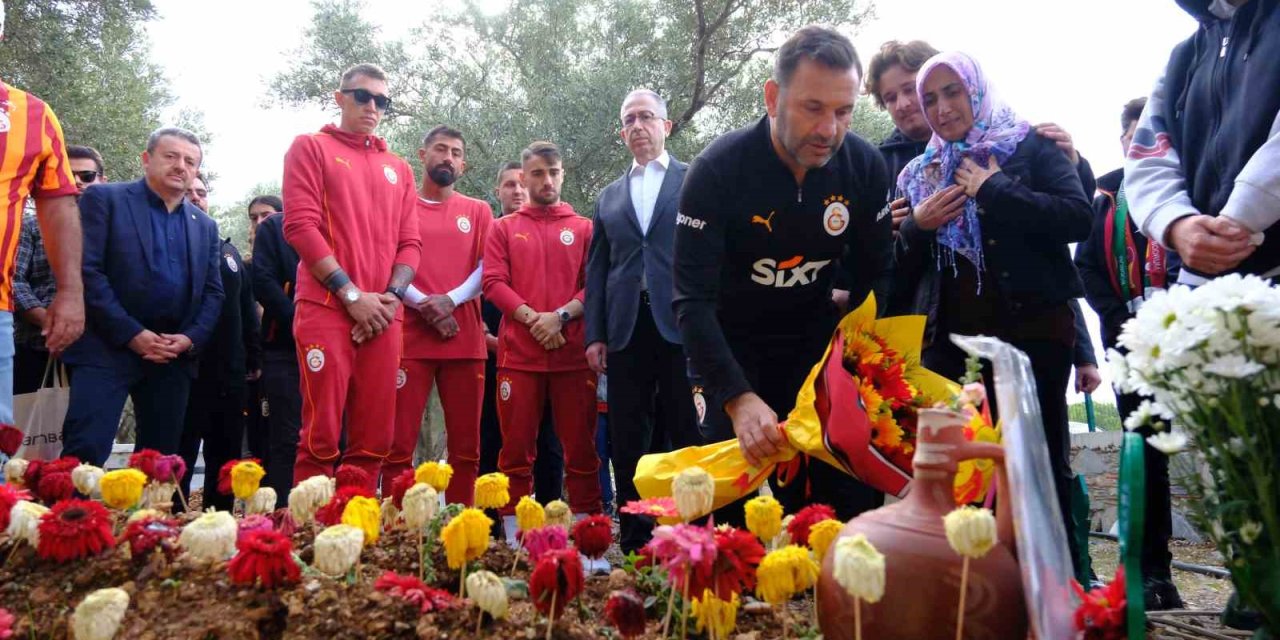 Galatasaray yönetimi ve futbolcular, Yiğit Kurt’un mezarını ziyaret etti