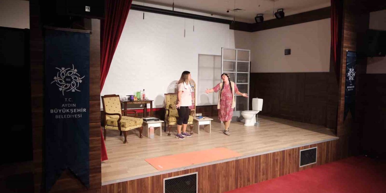 Başkan Çerçioğlu, Koçarlılı vatandaşları şehir tiyatroları ile buluşturdu