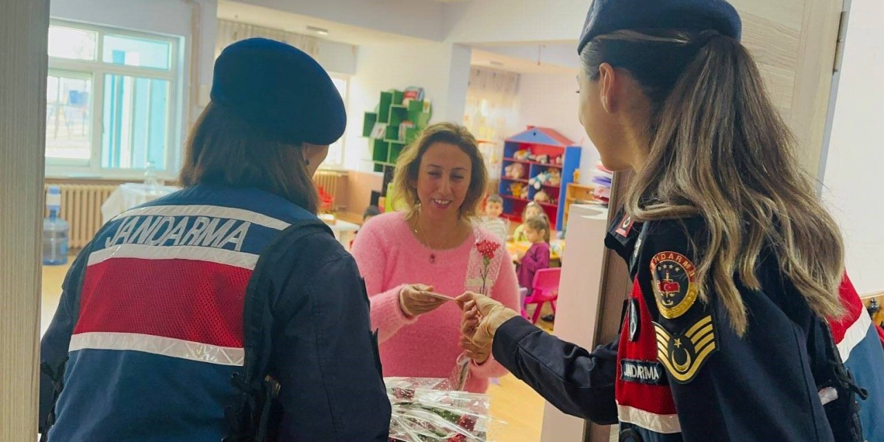 Jandarma, öğretmenleri unutmadı