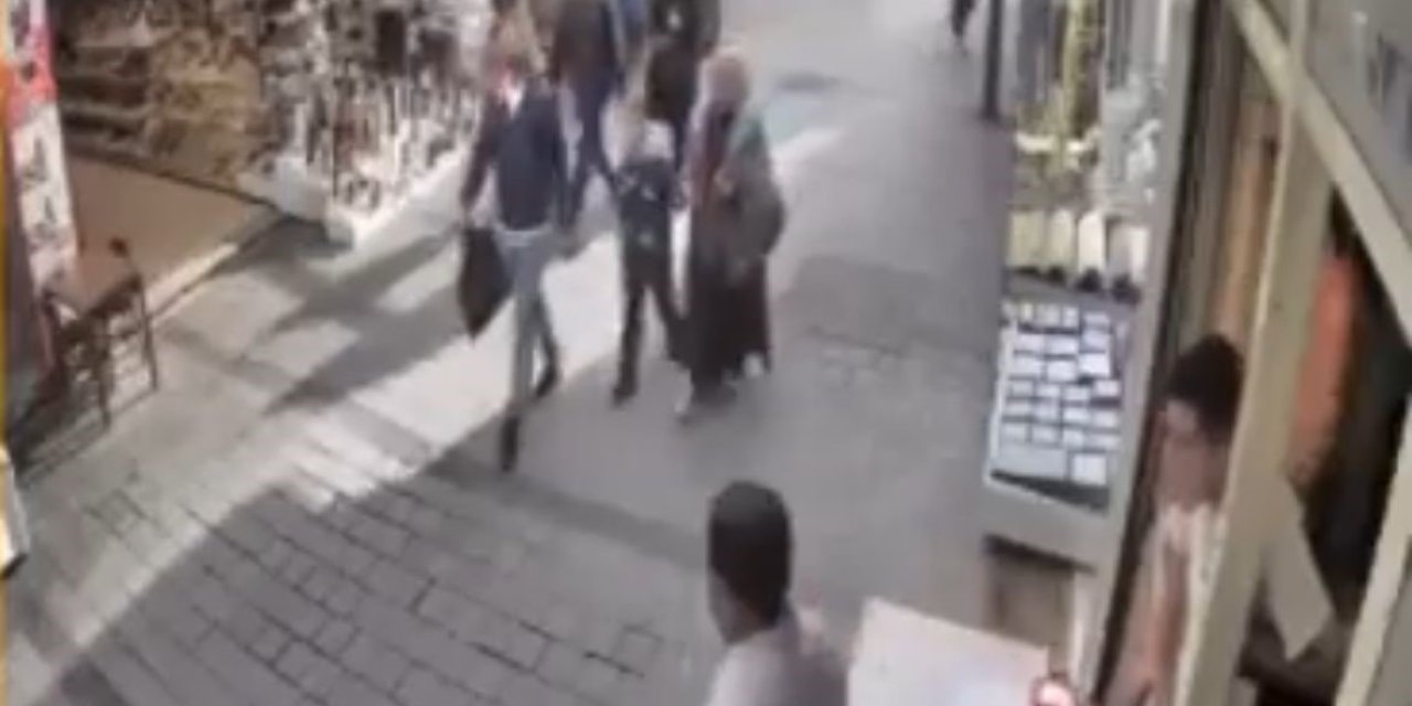 Yolda yürüyen genç kıza durduk yere tekme attı, esnaftan meydan dayağı yedi