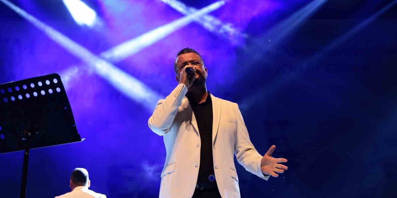 Denizli Büyükşehirden öğretmenlere özel konser ve defile