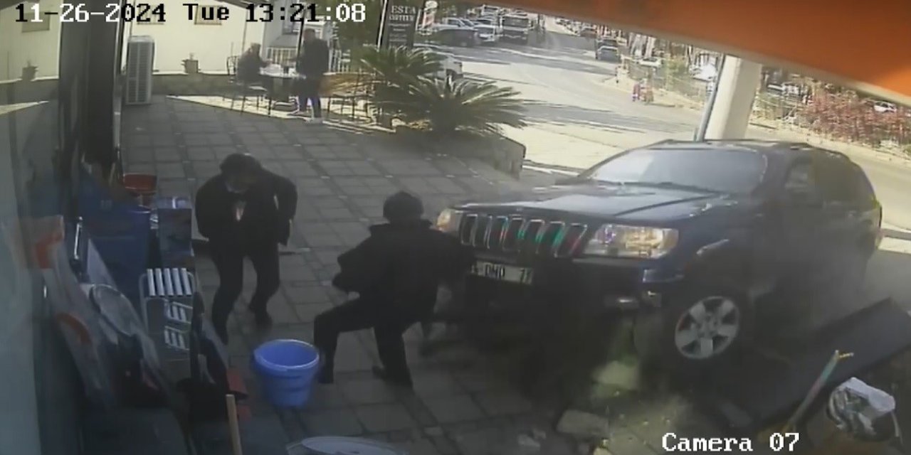 Cip mağazaya daldı, ortalık savaş alanına döndü: 4 yaralı
