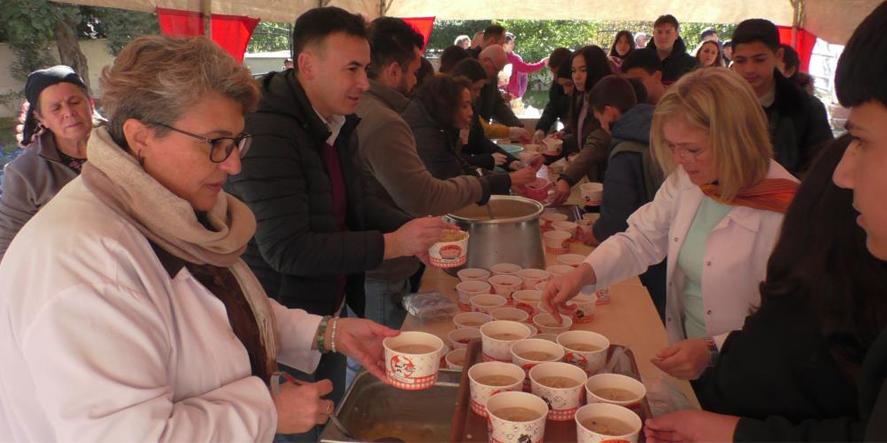 Kuyucaklı öğretmenlerden öğrencilerine aşure ikramı