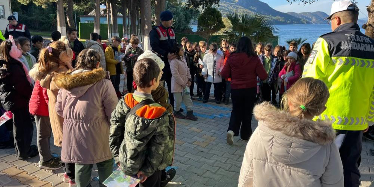 Jandarma minik öğrencilere doğa sevgisini anlattı