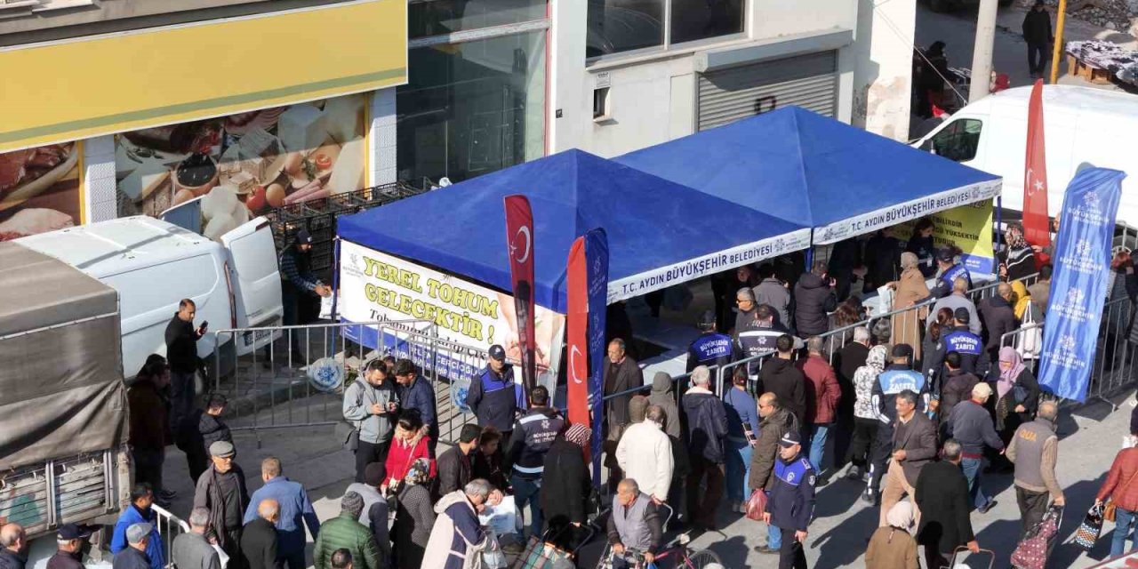 Aydın Büyükşehir Belediyesi’nin ürettiği fideler Sökeli vatandaşlara dağıtıldı