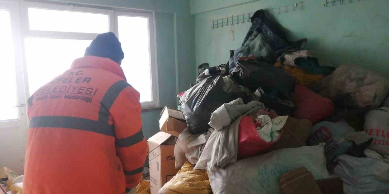 Efeler Belediyesi çöp evleri temizledi