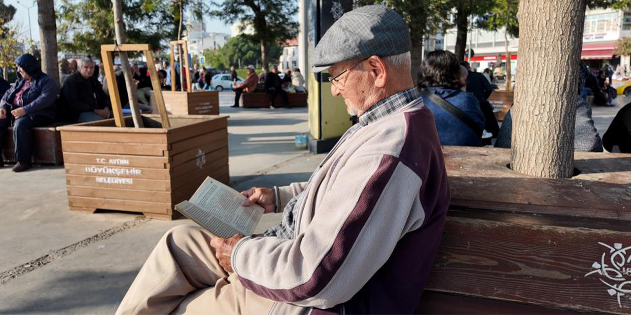 Elinden kitabı düşürmüyor
