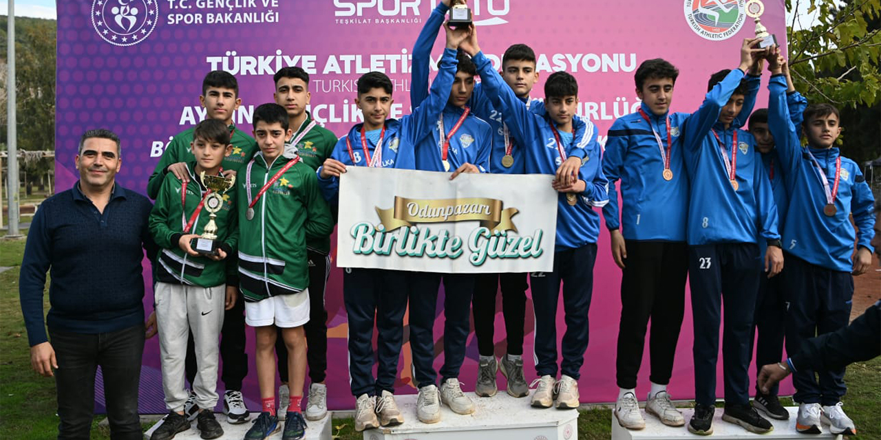 Genç atletler altın madalya ve kupa kazanmak için kıyasıya yarıştı