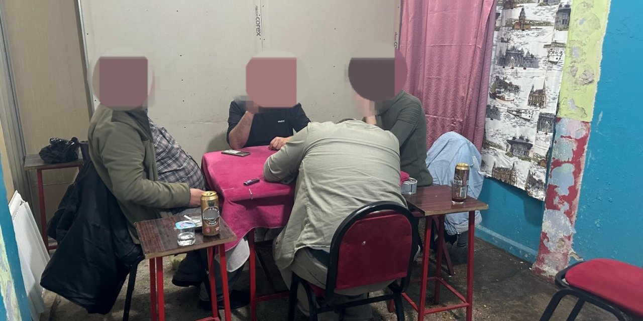 Gizli bölmede kumar oynarken yakalandılar