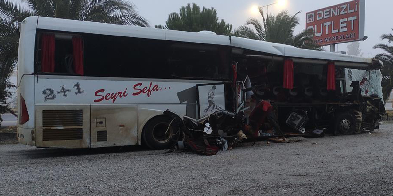 Yolcu otobüsü tıra  çarptı: 1 ölü, 20 yaralı