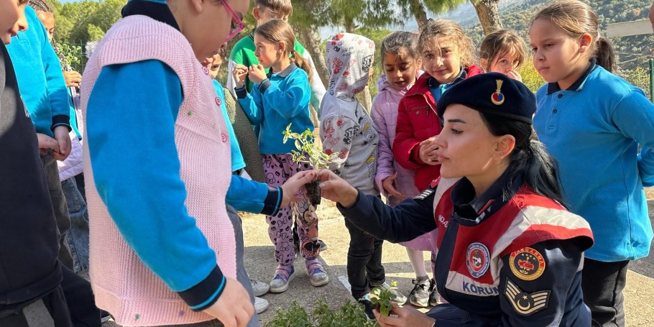 Jandarma, öğrencilere doğa sevgisini aşıladı