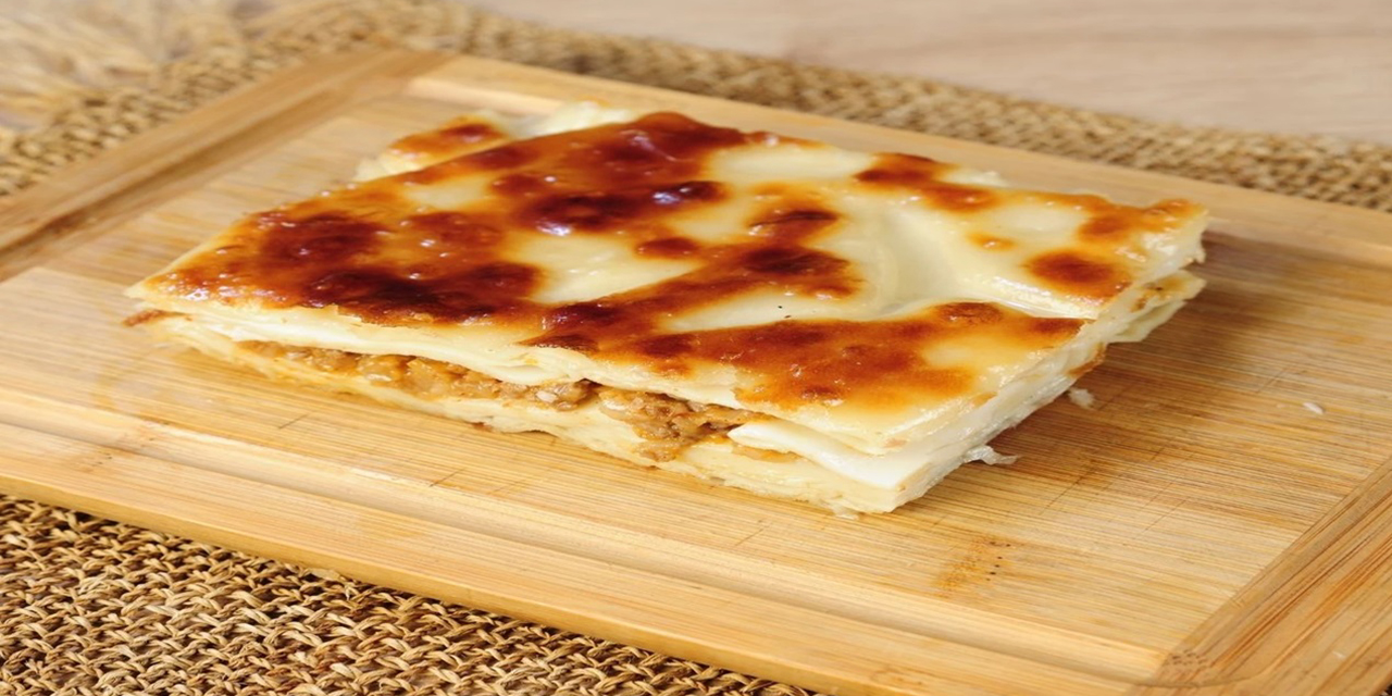 Sıcak, yumuşak ve lezzet dolu tepsi su böreği