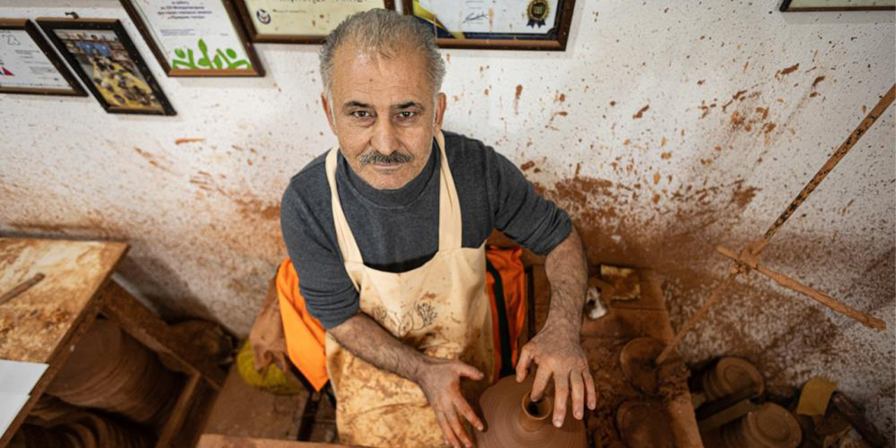 Ömrünü çömlekçiliğe adayan UNESCO ödüllü sanatkâr dünyaya usta yetiştiriyor