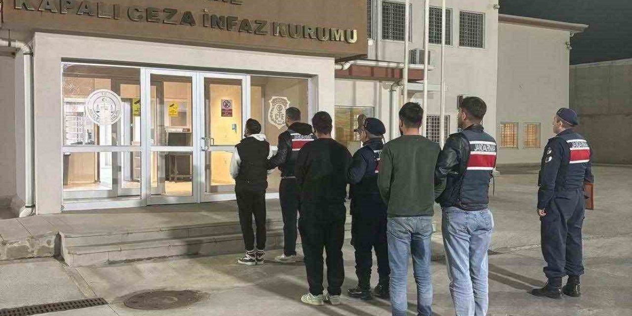 Kuşadası’nda 23 düzensiz göçmen ve 3 organizatör yakalandı