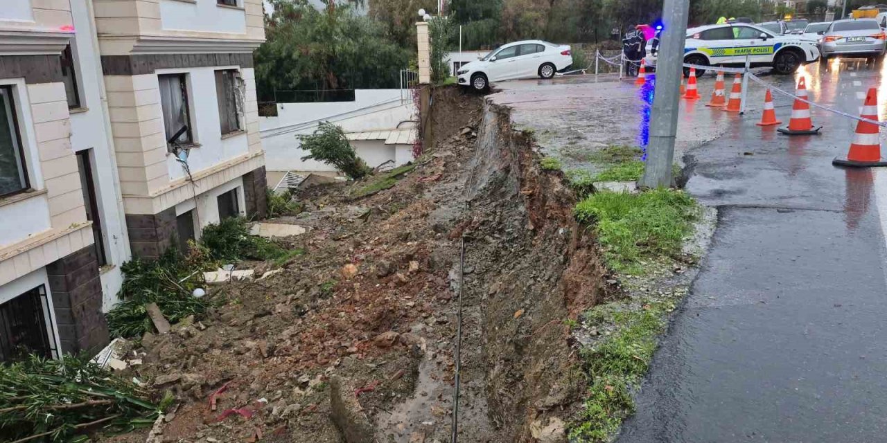 Duvar yıkıldı, otomobil altında kaldı