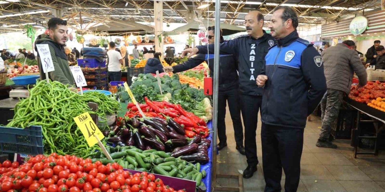 Bayraklı zabıtasından pazar yeri denetimi