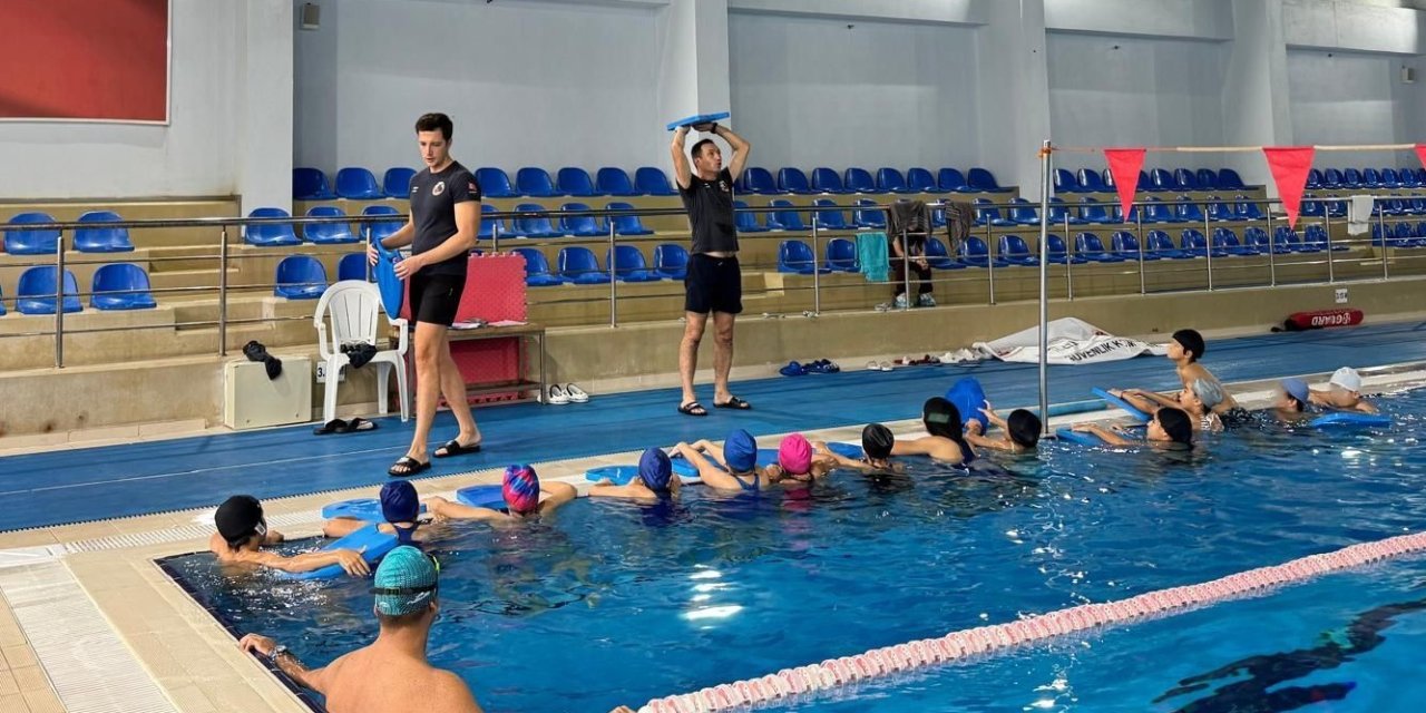 Sahil Güvenlikten yurtta kalan çocuklara yüzme eğitimi