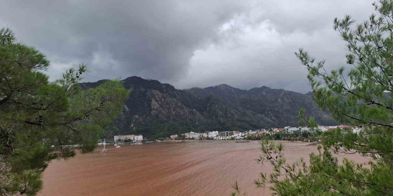Marmaris’te sağanak yağışla sokaklar dereye, denizin rengi kahverengiye döndü