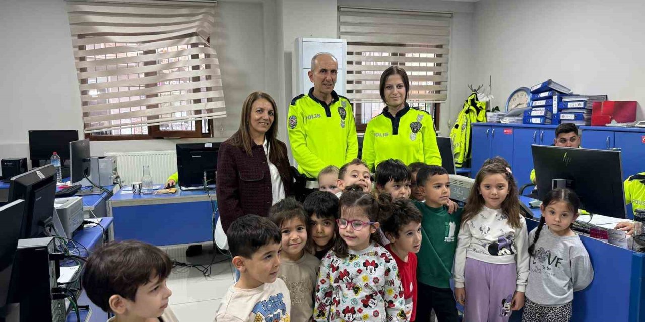 Trafik ekipleri minik öğrencileri ağırladı