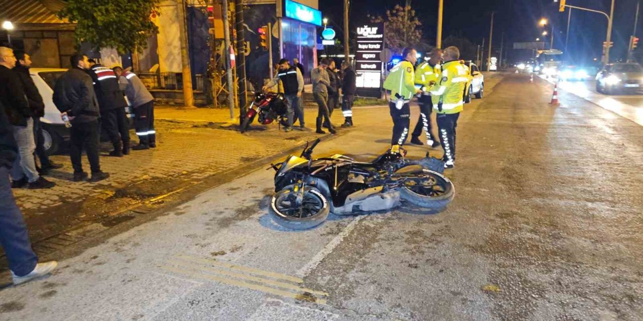 Kırmızı ışıkta geçen otomobil motosiklete çarptı: 1 yaralı